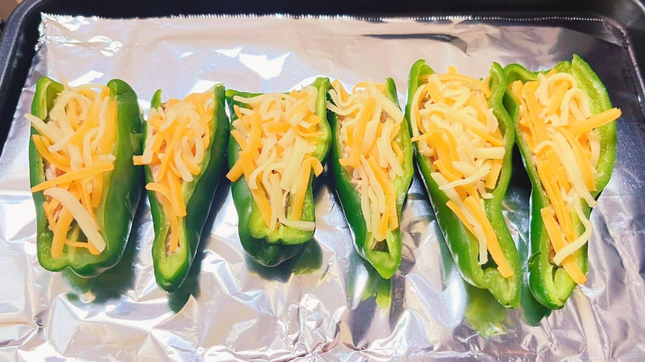 ツナマヨを詰めたピーマンにチーズをのせて焼く前の状態
