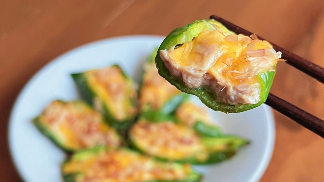 ピーマンのツナチー焼きを箸で持ち上げたところ