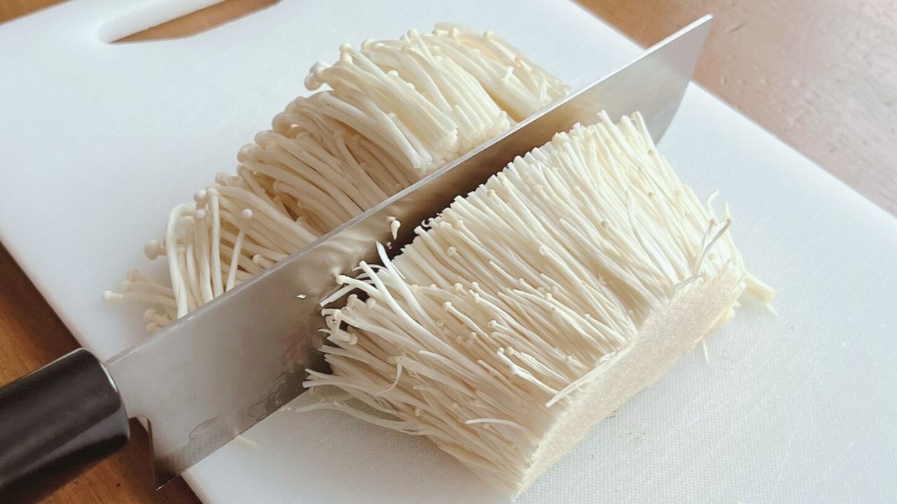 えのきを半分の長さに切るところ