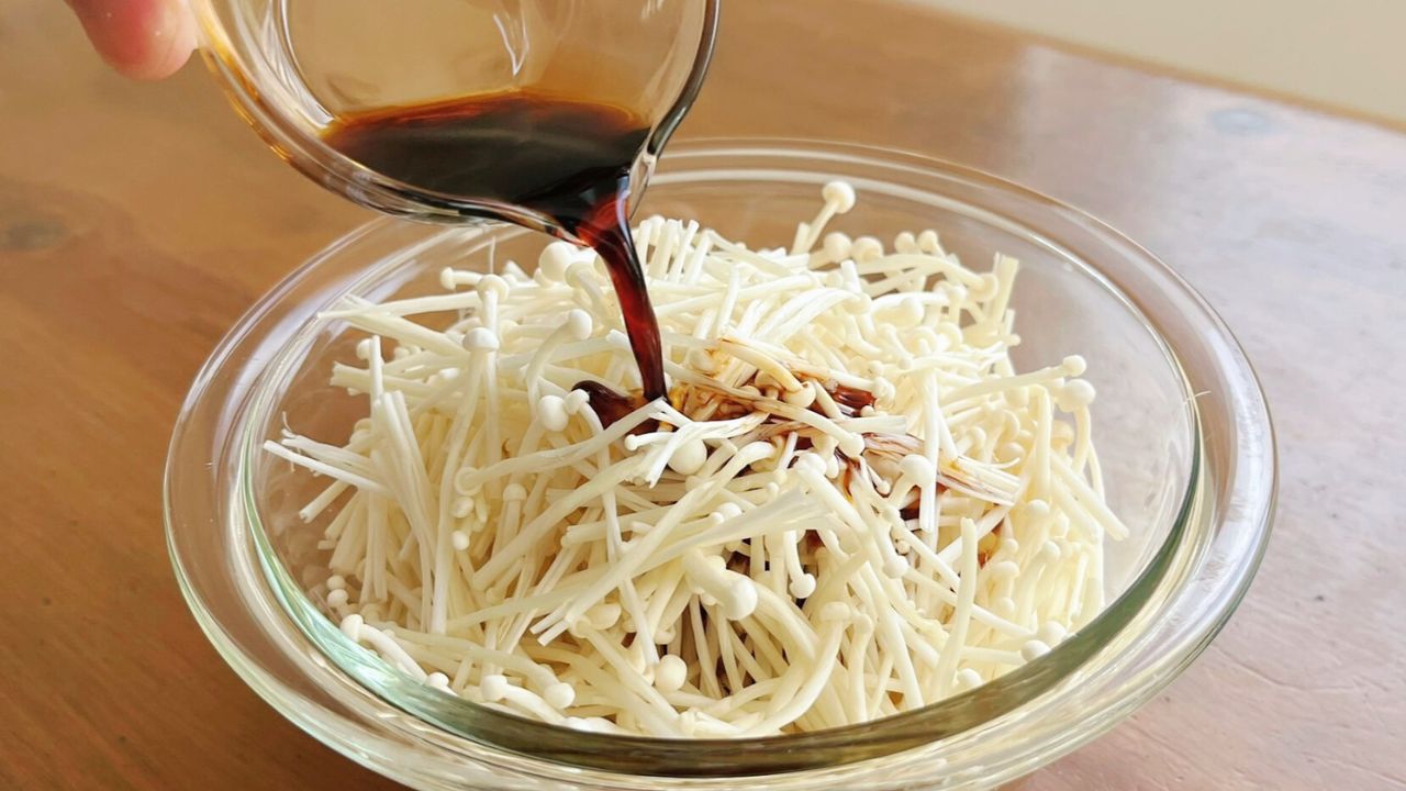 えのきにしょう油を加えるところ