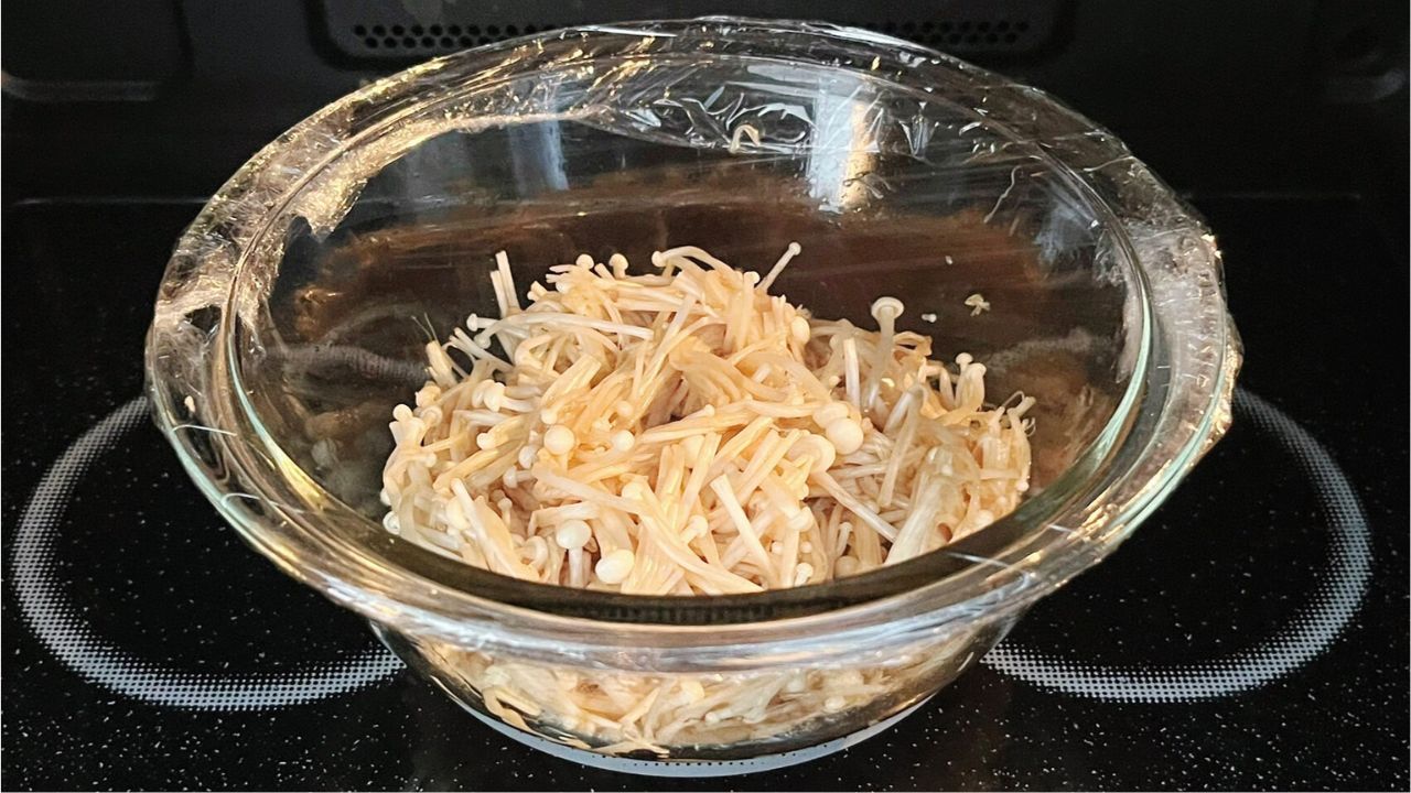 調味料を混ぜたえのきを電子レンジで加熱するところ