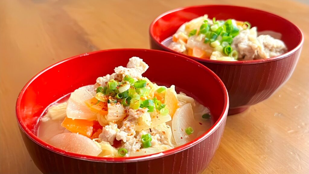 赤い汁わんに盛った電子レンジ豚汁