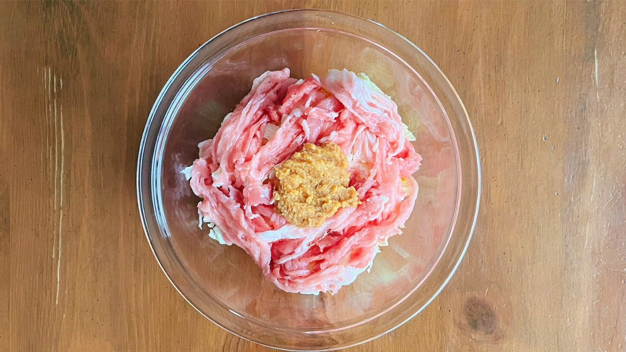 加熱した根菜に白菜、豚肉、みそを加えたところ